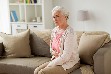 老年、健康问题与人的观念--老年妇女在家中腹痛。在家中遭受胃痛的老年妇女