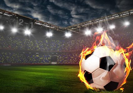 体育场上正在燃烧的足球。足球或体育场里的足球着火了