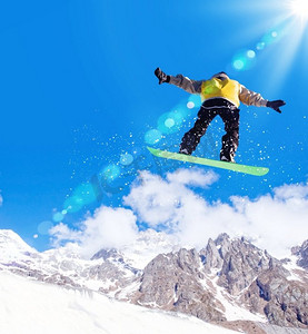 滑雪板摄影照片_跳跃单板滑雪运动员。滑雪板上的人在空中跳跃。暑假