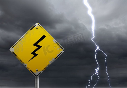 天气预警摄影照片_在暴风雨的天空中发出恶劣天气的黄色预警信号