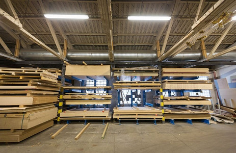 生产、制造和木工行业概念板存放在工厂仓库。木工工厂仓库中存放的板材