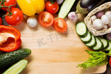 各种蔬菜摄影照片_新鲜蔬菜。木质切菜板上各种蔬菜的特写