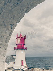 历史悠久的红白灯塔位于挪威南部多岩石海岸的边缘，林德恩FYR灯塔。挪威的Lindesnes灯塔
