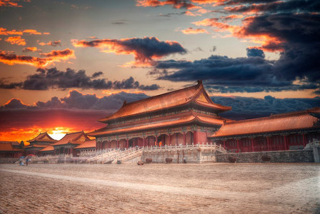 紫禁城是世界上最大的宫殿建筑群。位于北京市中心，靠近天安门主广场。紫禁城
