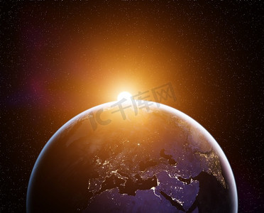 与上升的太阳的行星地球，从空间的视图.这张照片的元素由NASA提供