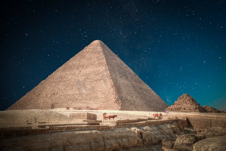 法老摄影照片_埃及吉萨大金字塔的图像。夜晚群星闪耀..埃及吉萨金字塔。