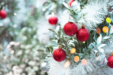 装饰在圣诞节雪树的圣诞装饰品。圣诞快乐和新年快乐概念背景。