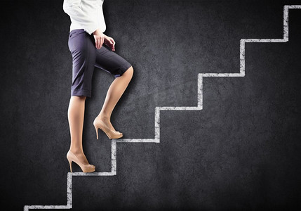 推广理念。女商人攀登事业阶梯的形象。成功与成就
