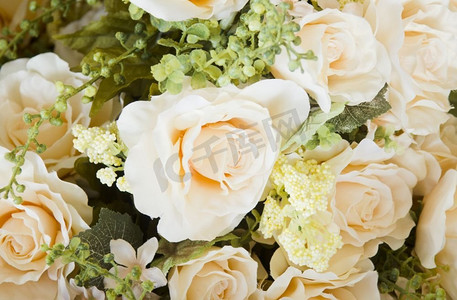 玫瑰粉摄影照片_婚礼花束与玫瑰灌木，毛茛亚洲作为背景