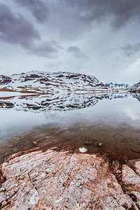 挪威徒步旅行区，风景秀丽的山脉景观，丘陵和冰冻的湖泊。挪威风景秀丽的山脉和冰冻的湖泊。