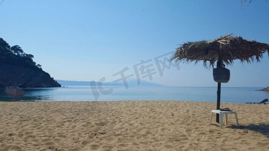 美丽的Micros Aselinos海滩上Skiathos岛在希腊，伞，夏日在六月