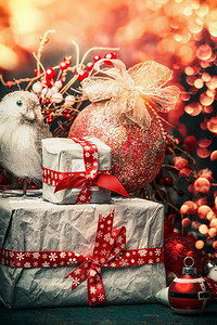 红色金色节日摄影照片_圣诞贺卡配有礼品盒、红色装饰球和节日彩鸟灯光背景，垂直复古风格