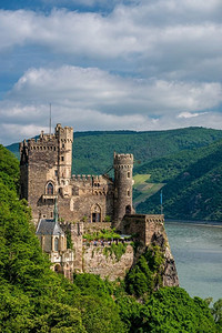 莱茵河谷（莱茵峡谷）的莱茵斯坦城堡。建于1316年，重建于1825-1844年。 