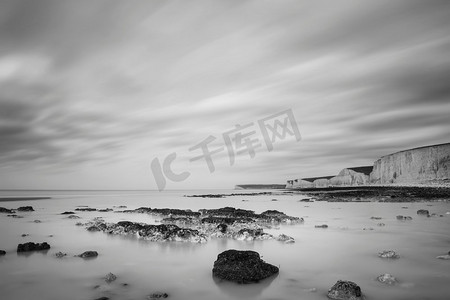 涟漪图片摄影照片_美丽的黑白长曝光日出时有岩石的低潮海滩风景图片