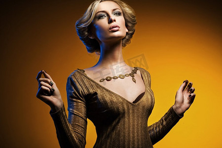 一位穿着时尚金色礼服的优雅女子的特写肖像