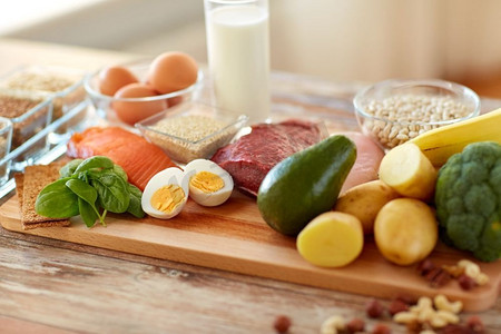 健康饮食和饮食理念--餐桌上天然富含蛋白质的食物。餐桌上的天然富含蛋白质的食物