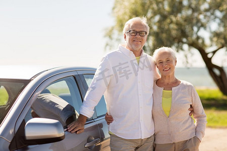 自驾游，旅游和老人概念-快乐的老年夫妇在夏天有车。快乐的高三夫妇在夏天有车