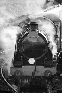 维多利亚时代的蒸汽火车发动机，全蒸汽黑白
