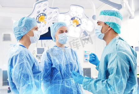 运营岗位摄影照片_外科、医学和人的概念--医院手术室的外科医生群体。医院手术室里的一群外科医生