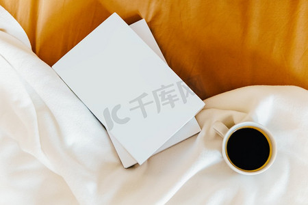好书推荐摄影照片_周末在床上喝咖啡和读好书