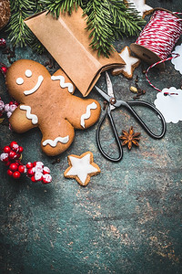 圣诞背景与姜饼人饼干，节日礼品盒和剪刀，俯视，文字位置