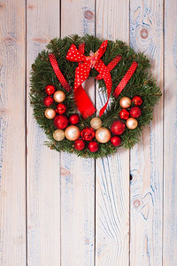 圣诞花环挂在蓝色木墙壁。墙上的圣诞花环