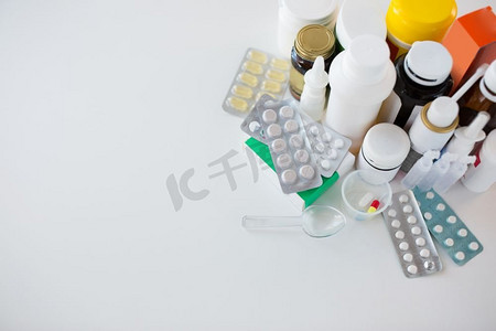 治愈摄影照片_医药、保健和药房概念-不同药丸和药物的包装。不同药丸和药物的包装