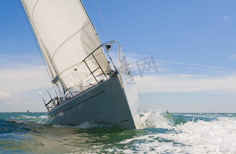帆船海洋摄影照片_海上帆船、帆船或游艇在夏天的特写镜头？？S蓝天