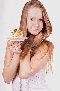 抱着蛋糕的女孩摄影照片_年轻女孩在与世隔绝的后山上拿着一块蛋糕