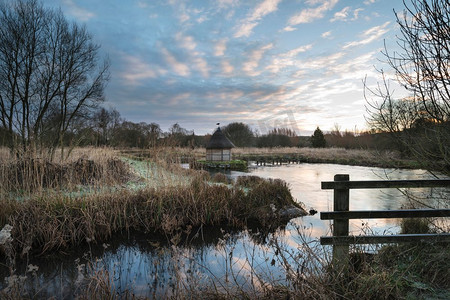 美丽的风景在冬天早晨鳗鱼陷阱在流动的河在英国乡村