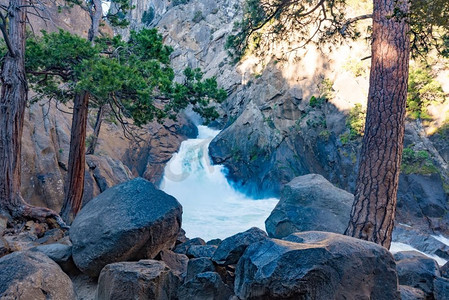 加利福尼亚州国王峡谷国家公园的咆哮河瀑布