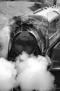 71426620-维多利亚时代的蒸汽火车发动机，全蒸汽黑白