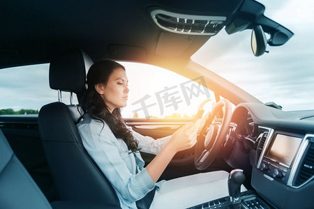 安全、公路出行、科技、出行和人的概念-女性驾驶智能手机汽车。开着智能手机开车的女性
