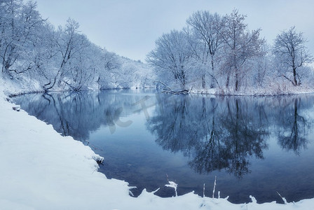 日出摄影照片_冬天、河流、水、风景