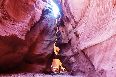 五一幕布摄影照片_快乐峡谷奇妙的一幕。犹他州沙漠中不同寻常的五颜六色的砂岩是徒步旅行者的热门目的地。
