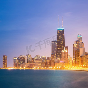芝加哥摄影照片_黄昏时，全景拍摄了芝加哥市中心和密歇根湖。