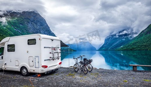 露营地摄影照片_家庭度假旅行房车，度假旅行在汽车之家，大篷车度假。挪威自然风光秀丽。