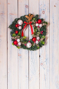 圣诞花环挂在蓝色木墙壁。墙上的圣诞花环