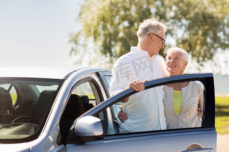 自驾游，旅游和老人概念-快乐的老年夫妇在夏天有车。快乐的高三夫妇在夏天有车