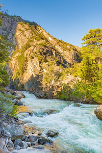 王者孙尚香摄影照片_加利福尼亚州国王峡谷国家公园的咆哮河瀑布