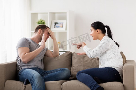 人、关系困难、冲突和家庭观念--不幸福的夫妻在家中争吵。不幸福的夫妻在家中争吵