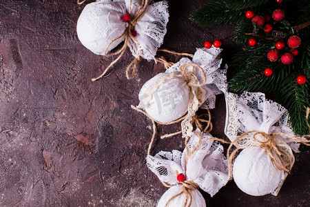 白色蕾丝和绳子的复古纺织品圣诞小玩意儿。复古纺织品圣诞装饰品