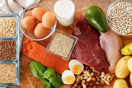 牛奶美食摄影照片_健康饮食和饮食概念-天然丰富的蛋白质食物在餐桌上。餐桌上的天然蛋白食品