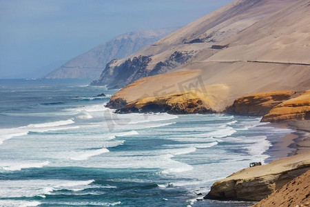 拉丁文摄影照片_南美洲秘鲁太平洋荒废的海岸线景观