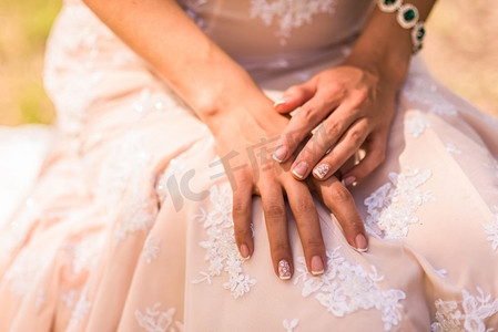 婚礼美甲新娘穿礼服，戴翡翠首饰手镯