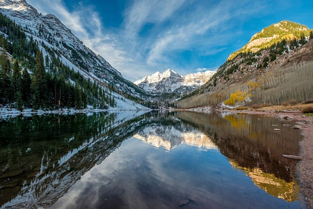 秋天，美国科罗拉多州，栗色的钟声和栗色的湖，周围的岩石和山脉在雪中倒映。
