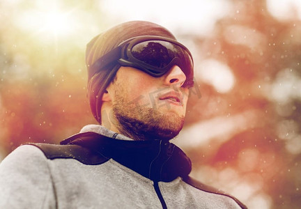 健身，冬季运动，人和健康生活方式的概念-戴着滑雪护目镜的年轻人在户外。冬季户外戴着滑雪护目镜的运动员
