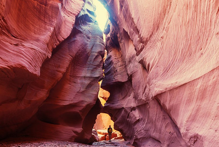 快乐峡谷奇妙的一幕。犹他州沙漠中不同寻常的五颜六色的砂岩是徒步旅行者的热门目的地。