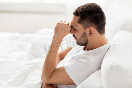 人、睡觉时间和休息观念--压力大的男人在家卧床。压力山大的男人在家躺在床上