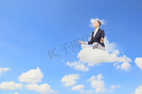 云上的女人摄影照片_年轻漂亮的女人坐在云上冥想。休息一下，放松一下